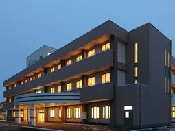 暖かい光の施設外観