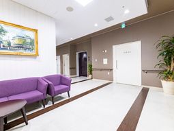 紫のソファがあるロビー