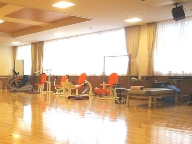 トレーニング器具のある部屋 機能訓練スペース 広々とした空間で日々の機能訓練が行えます。明るく開放的な環境が整っています。