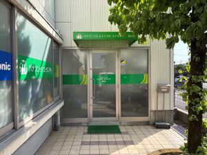 緑の看板がある入口  