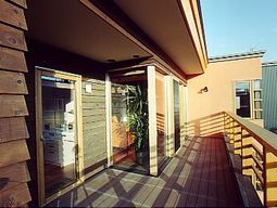 明るい廊下と入口