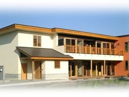 暖かみのある建物の外観