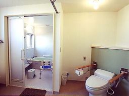 バリアフリーのトイレ兼浴室