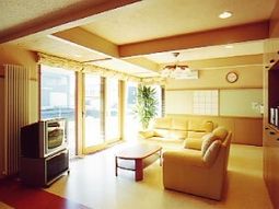 明るい共用リビング空間