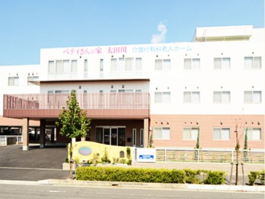 明るい日差しの外観
