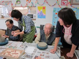 陶芸を楽しむ利用者と職員
