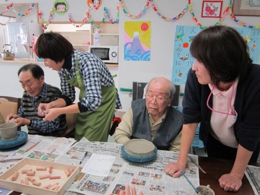陶芸を楽しむ利用者と職員