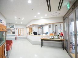 明るい受付ロビー末尾