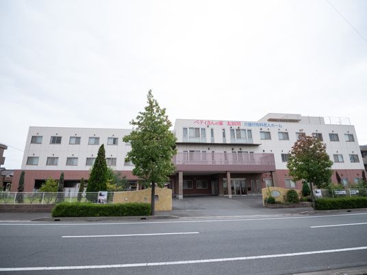 外観の広々した建物
