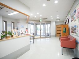 明るいエントランスの様子