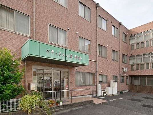 外観の建物入口  
