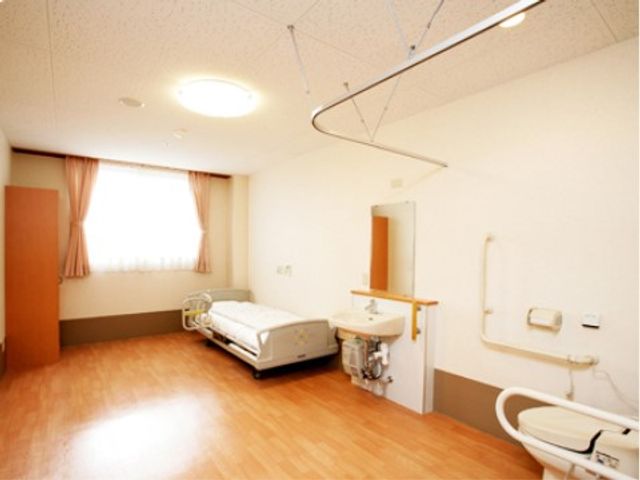 明るい個室の居室 居室 広々とした居室です。ベッドや手すりが備えられ、快適な個人空間をお約束します。