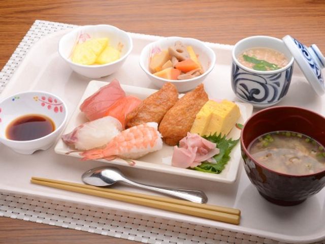 栄養満点の和食膳 食事 彩り豊かな和食の一膳を用意し、心身の健康を支えます。バランスの取れた献立で、毎日の食事も楽しみの一つです。