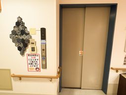 落ち着いた雰囲気のエレベーター