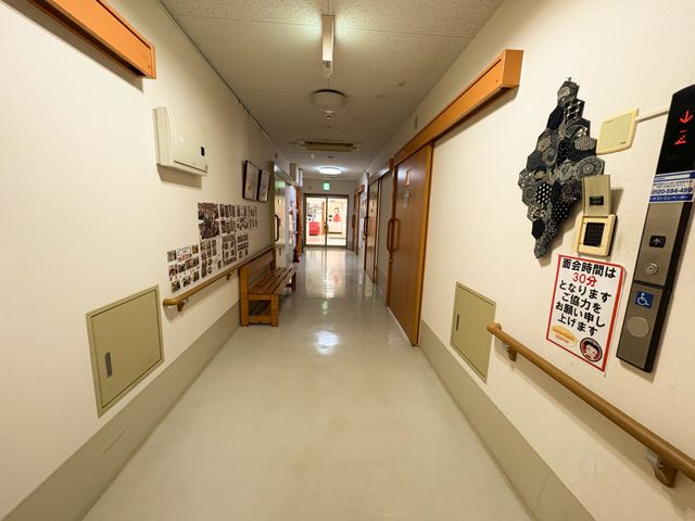 長い廊下 廊下 廊下は明るく、各部屋へアクセスしやすい設計です。安全に配慮された構造が特徴です。