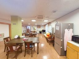 明るい雰囲気の食堂