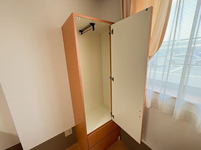 明るい居室のクローゼット クローゼット 窓からの自然光が心地よい明るい部屋に設置されたクローゼットです。収納も十分に確保されています。