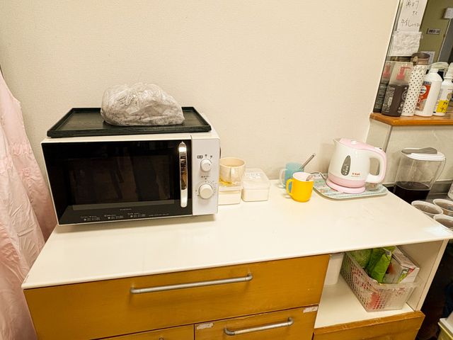 電子レンジのあるキッチン キッチン   調理道具が揃った明るいキッチンです。使いやすい配置で作業がはかどります。