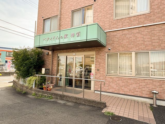 車椅子対応のエントランス エントランス エントランスはスロープがついており、車椅子もスムーズに出入り可能です。明るい窓が特徴的です。