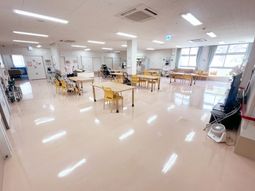 広々とした明るい共有スペース