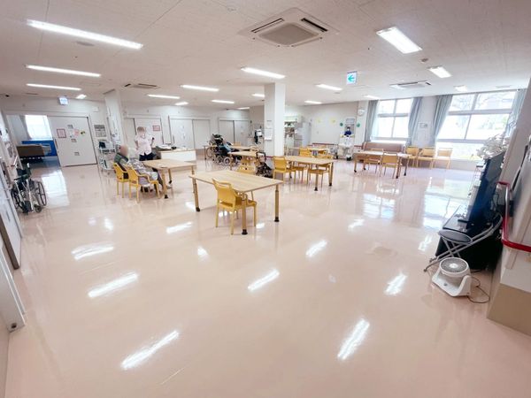広々とした明るい共有スペース