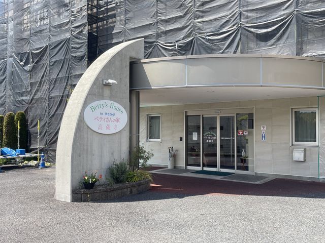 施設のエントランス