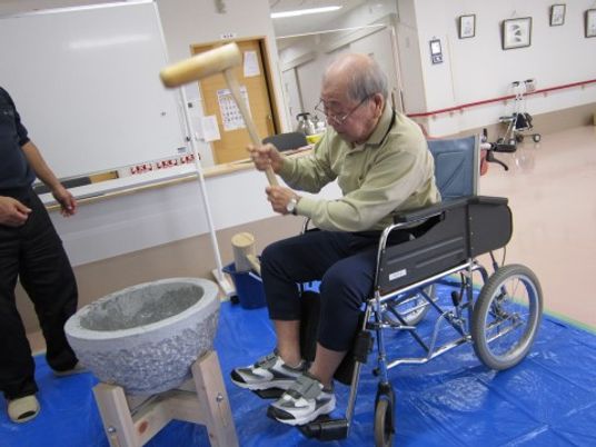 機能訓練中の高齢者