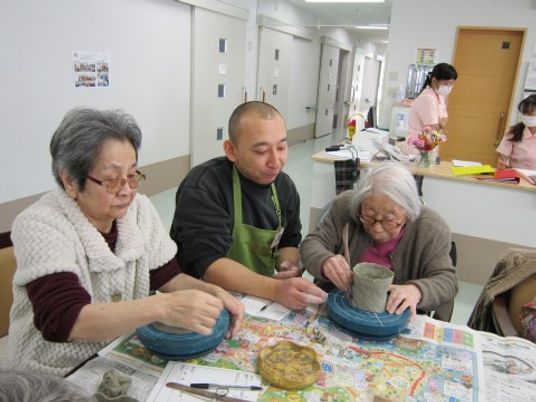 陶芸を楽しむ人たち