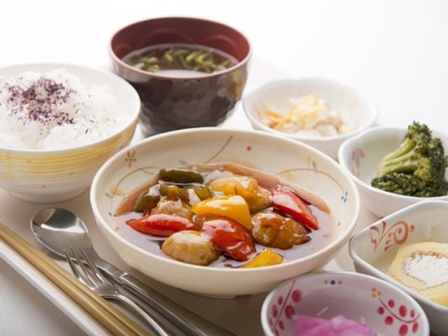 彩り豊かな健康料理 食事 栄養満点の彩り豊かなお食事は、毎日の健康を支える重要な役割を果たしております。バランスよく配慮されたメニューで、快適な生活をサポートいたします。