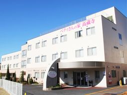 明るい外観の建物