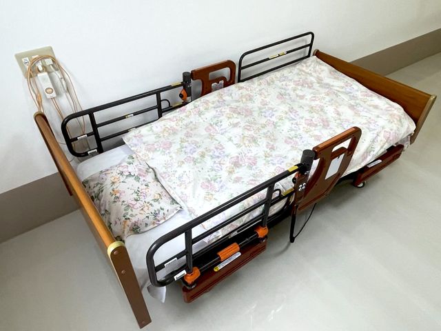 ベッドのある部屋 居室 快適に休めるベッドが設置された居住空間です。寝具も整っています。