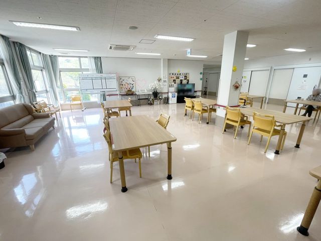 広々としたリビング リビング 広々とした明るいスペースで、自然光がたっぷり差し込んでいます。ソファとテーブルを囲んでリラックスできます。