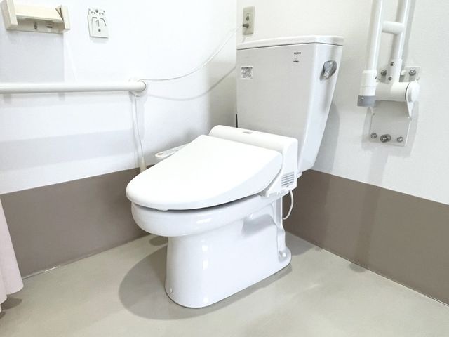 最新の設備が整ったトイレ トイレ 手すりが付いた明るいトイレです。安全に配慮した設計で、誰もが快適に利用できます。