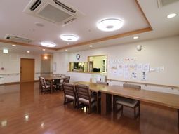 明るい食堂の風景