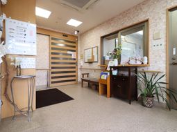 暖かみのある受付エリア
