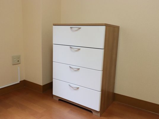 シンプルな木製タンス
