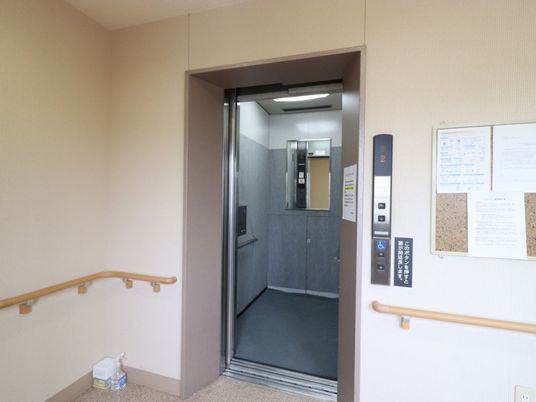 廊下にあるエレベーター扉