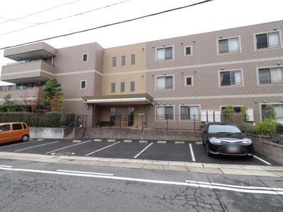 外観の建物と駐車場