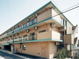 明るい外観の建物