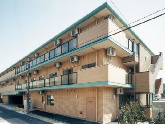 明るい建物の外観