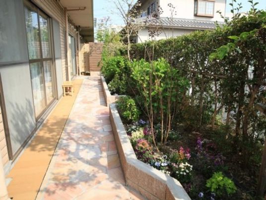 緑豊かな施設外廊下