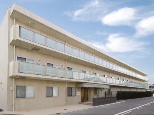 明るい外観の建物