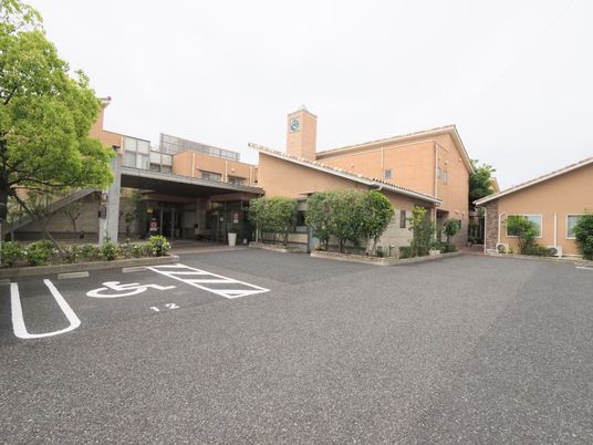 広々とした施設の外観
