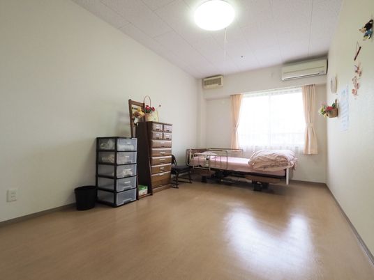 個室の明るい居室
