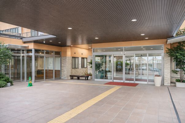 広い入り口の建物
