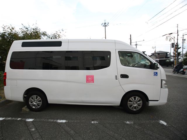 白い福祉車両のサイドビュー 送迎車 バリアフリーの配慮が行き届いた福祉車両が、ご利用者様の快適な移動を支えます。