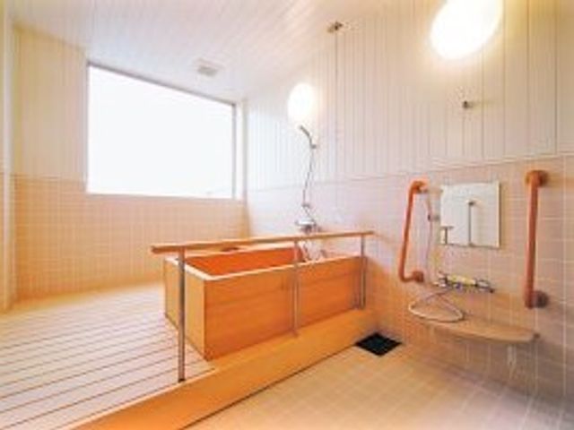 明るい清潔な浴室 浴室 明るく木目調の浴室です。手すりやシャワー設備が充実しており、安心してご利用いただけます。