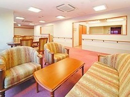 暖色系の落ち着いたロビー