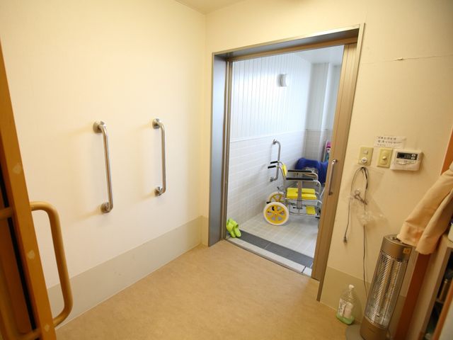 バリアフリー浴室入口 脱衣所 安全に配慮した手すりが設置された入口は、使用しやすくなっています。