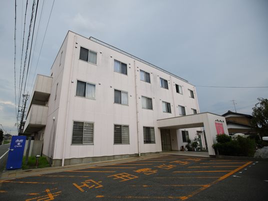ピンクの外壁の建物外観